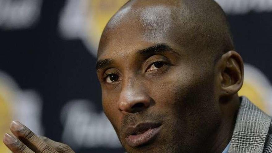 Kobe Bryant anuncia su retirada en una rueda de prensa.