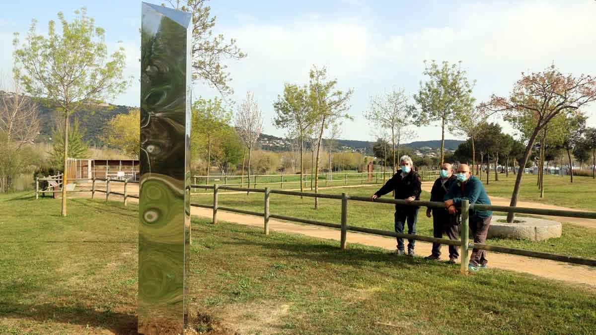 Instalación en el parque de los Estanys de Platja d'Aro del monolito que apareció en la playa de Sa Conca.