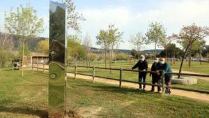 Platja d’Aro reinstal·la el monòlit arrencat de la platja de sa Conca