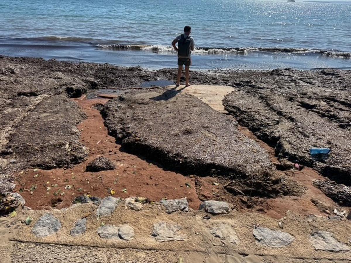 Una de las partes de Platja d'en Bossa en las que el agua arrastró toda la arena.
