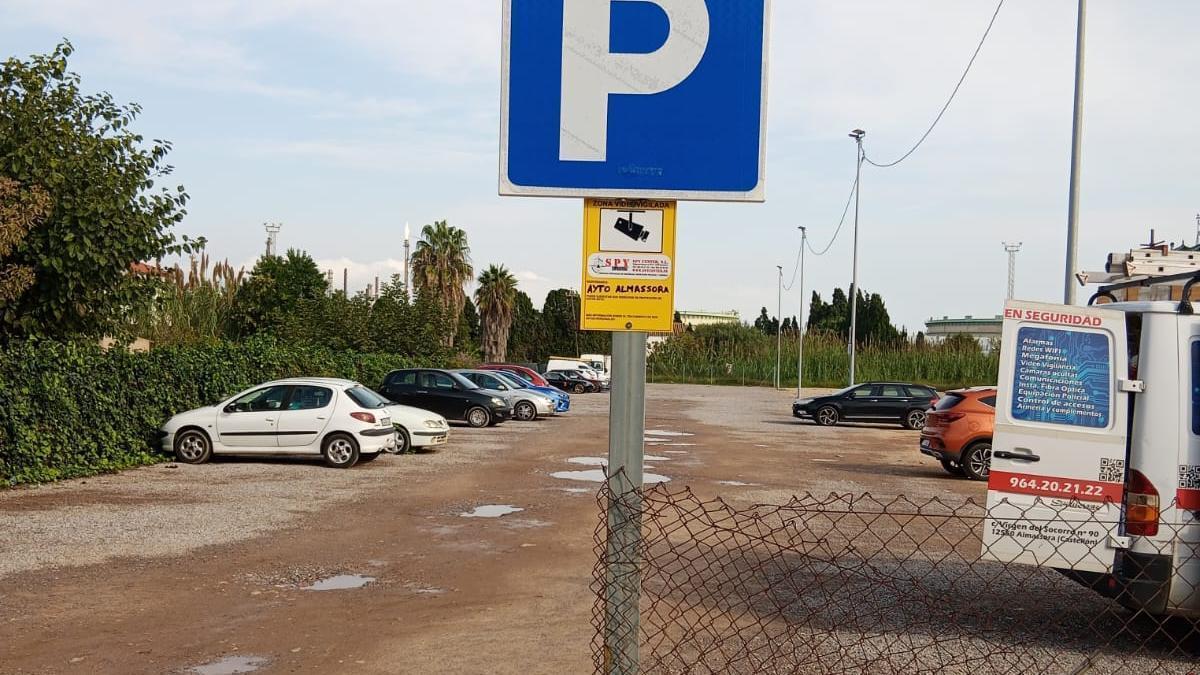 En la entrada del aparcamiento está indicado que el recinto está vigilado por cámaras.