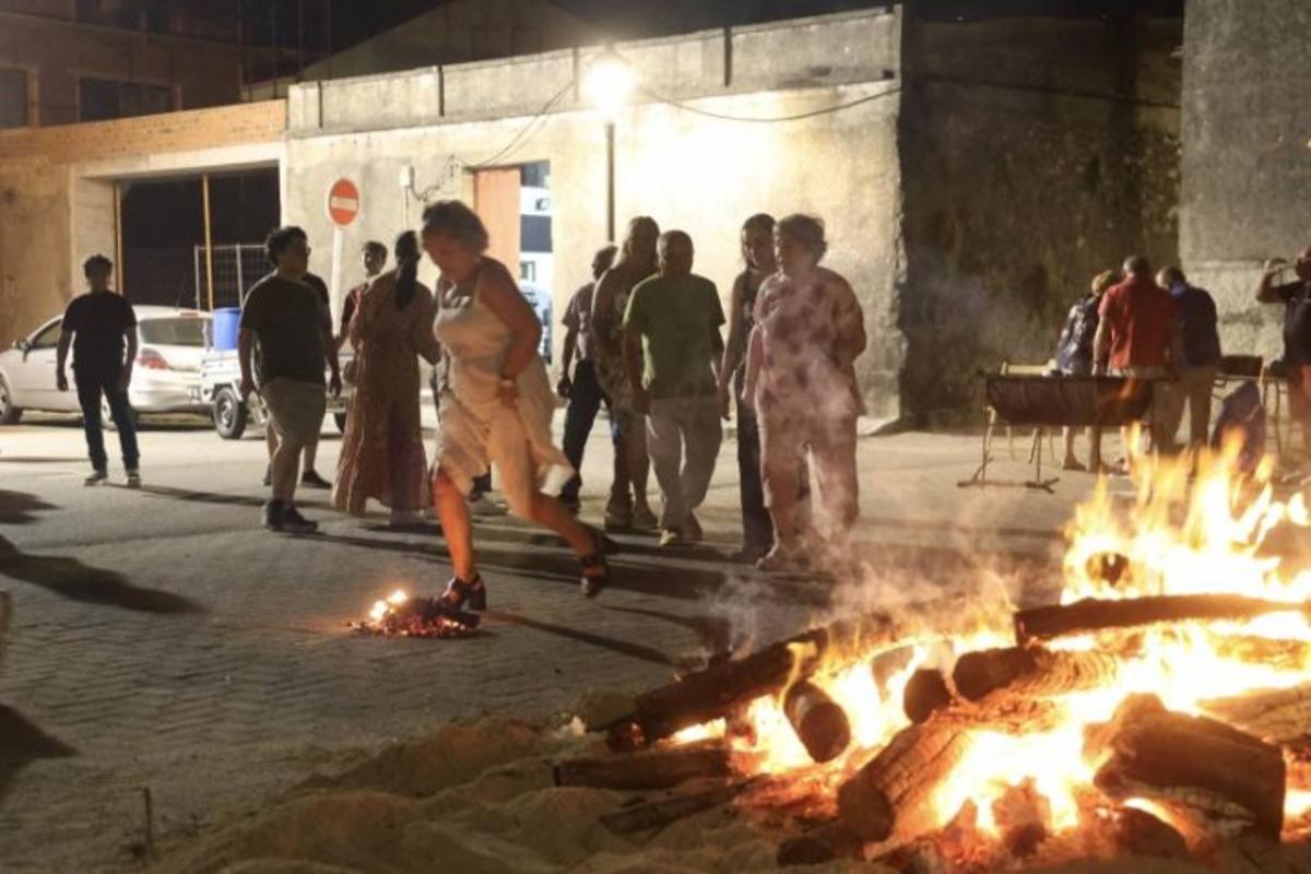 Algunas de las imágenes que deja la fiesta de San Juan en O Salnés.