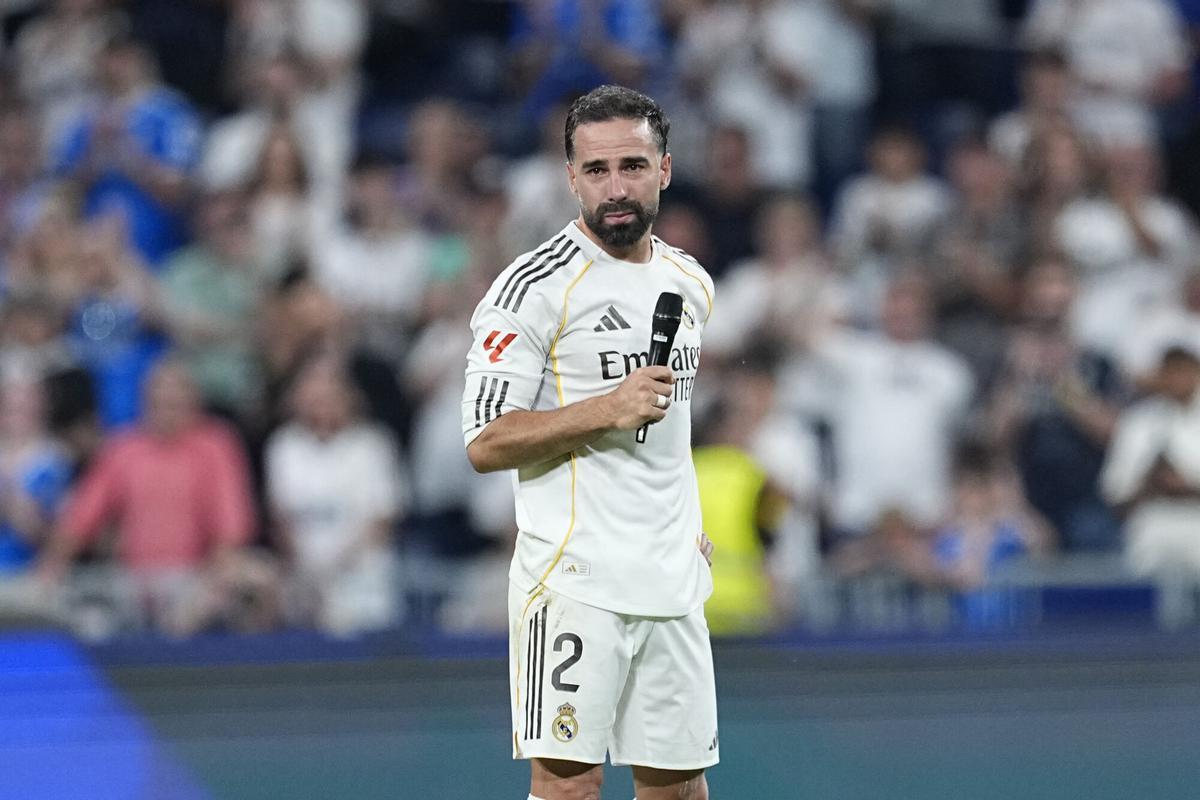 El capitán habla a la grada.