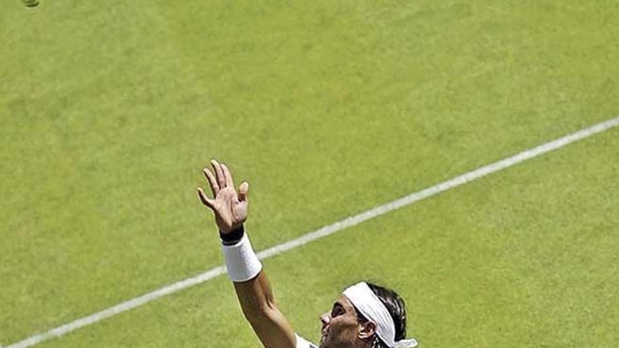 Nadal sirve en una de sus participaciones en el torneo de hierba de Wimbledon.