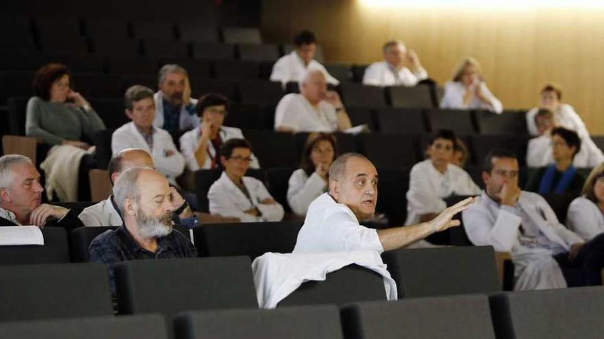 Un médico expone su opinión en la asamblea convocada ayer por la comisión asistencial. // Marta G. Brea