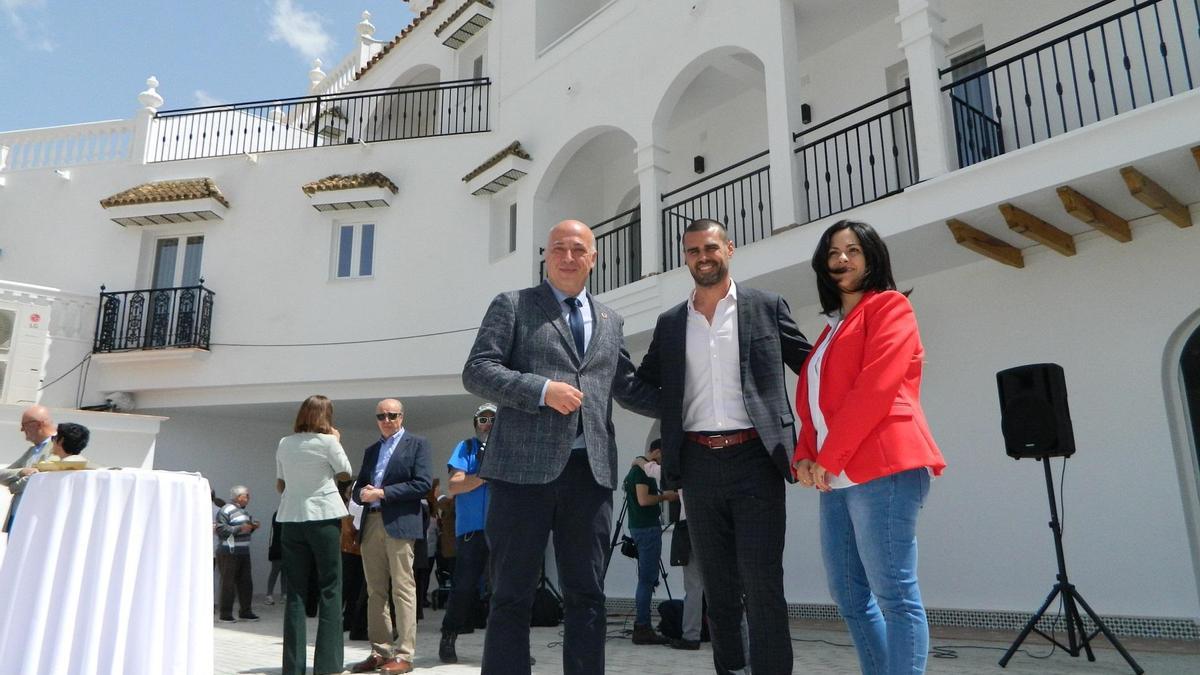 Autoridades inauguran el edificio.