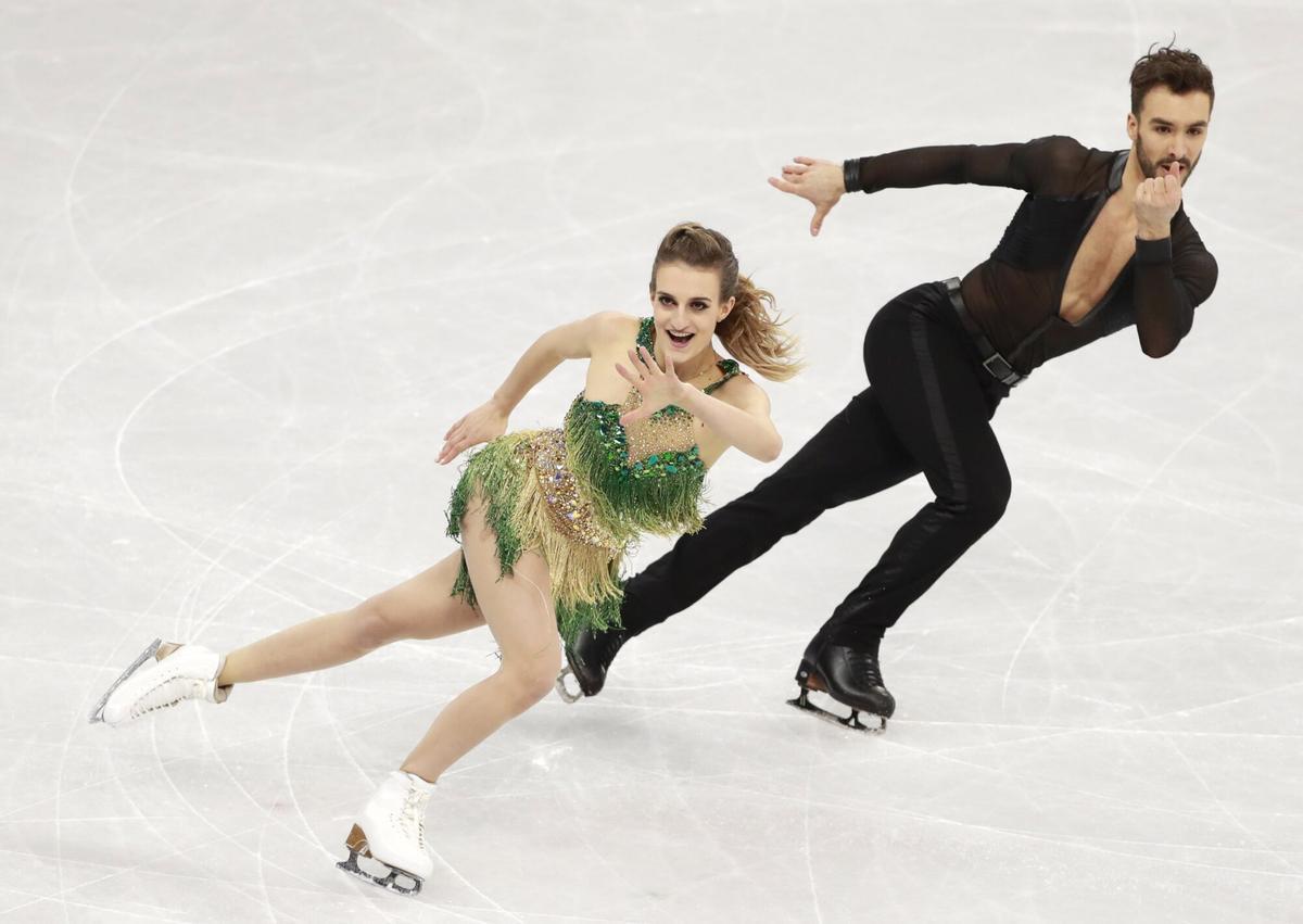 Gangneung (Korea, Republic Of), 18/02/2018.- Gabriella Papadakis and Guillaume Cizeron of France compete in the Ice Dance Short Dance of the Figure Skating competition at the Gangneung Ice Arena during the PyeongChang 2018 Olympic Games, South Korea, 19 February 2018. (Corea del Sur, Francia) EFE/EPA/HOW HWEE YOUNG