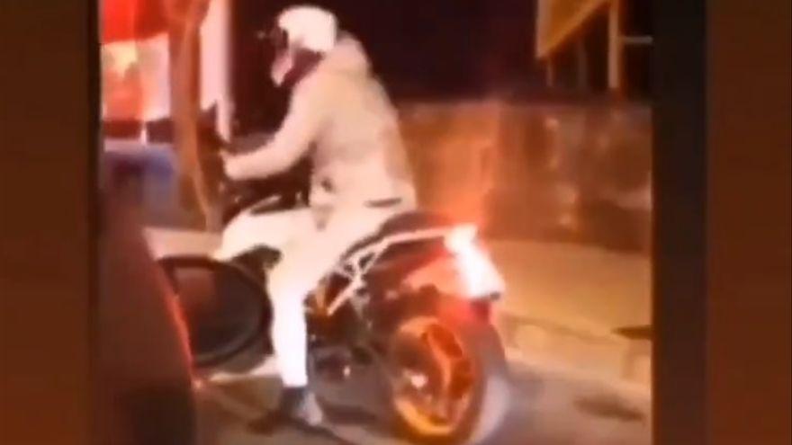 Se cae de la moto tras fardar de caballitos delante de unas chicas en Vigo