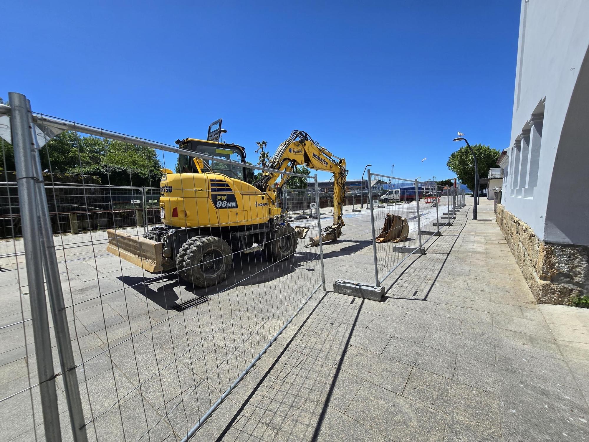 Los operarios eliminan las losas de piedra en el entorno de la plaza de abastos de Vilagarcía para colocar hormigón.