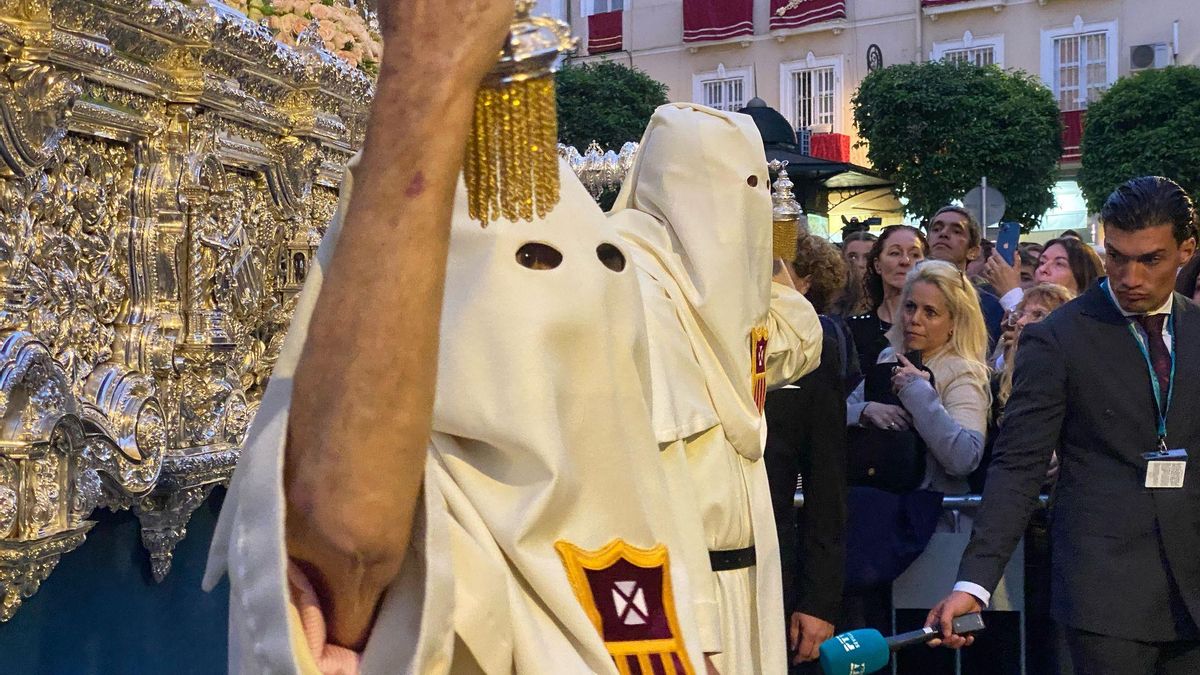 Detalle de los manigueteros de la Virgen de la Merced, que visten el hábito mercedario, hecho de lana de merina