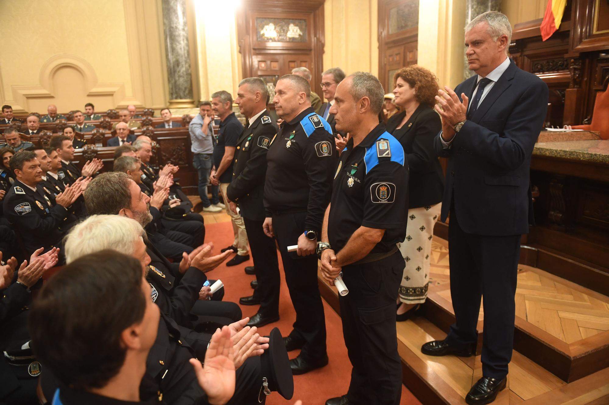 Homenaje a los policías locales de A Coruña que llevan 20 años en el cuerpo