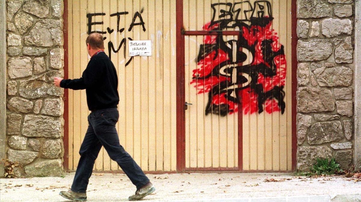 Pintada con el anagrama de ETA en Etxerri-Aranaz, en diciembre de 1999.