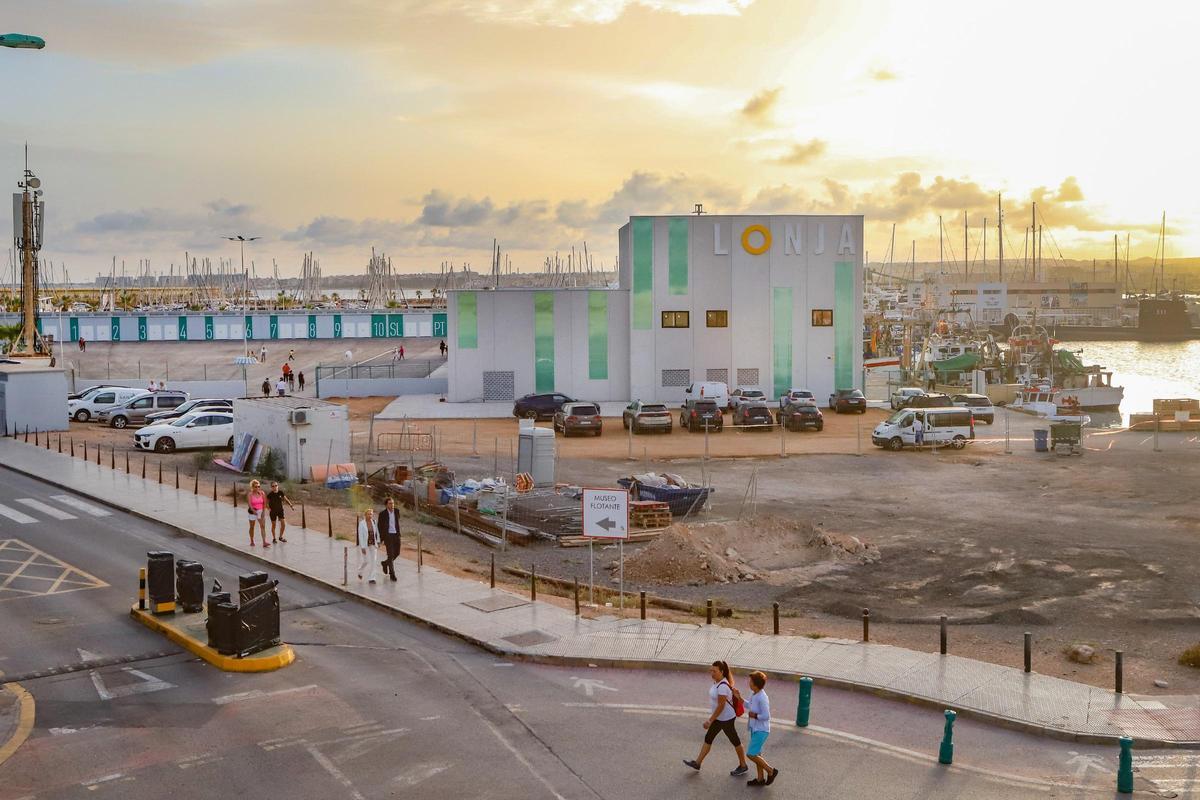 Panorámica de la nueva lonja pesquera construida en una nueva ubicación para permitir el desarrollo de la zona de ocio del puerto ahora en obras