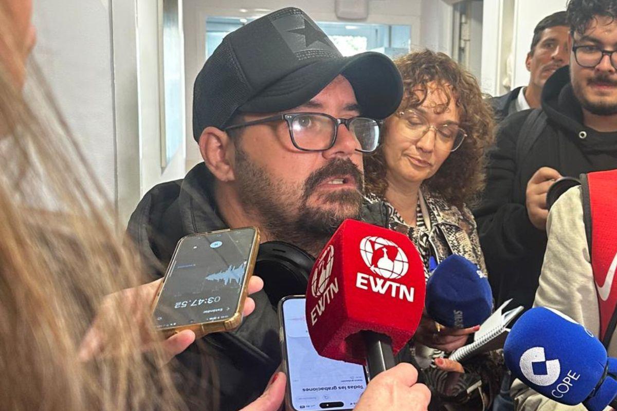 Carlos Rodríguez, residente del centro CEDIA 24 Horas, atiende a los medios de comunicación