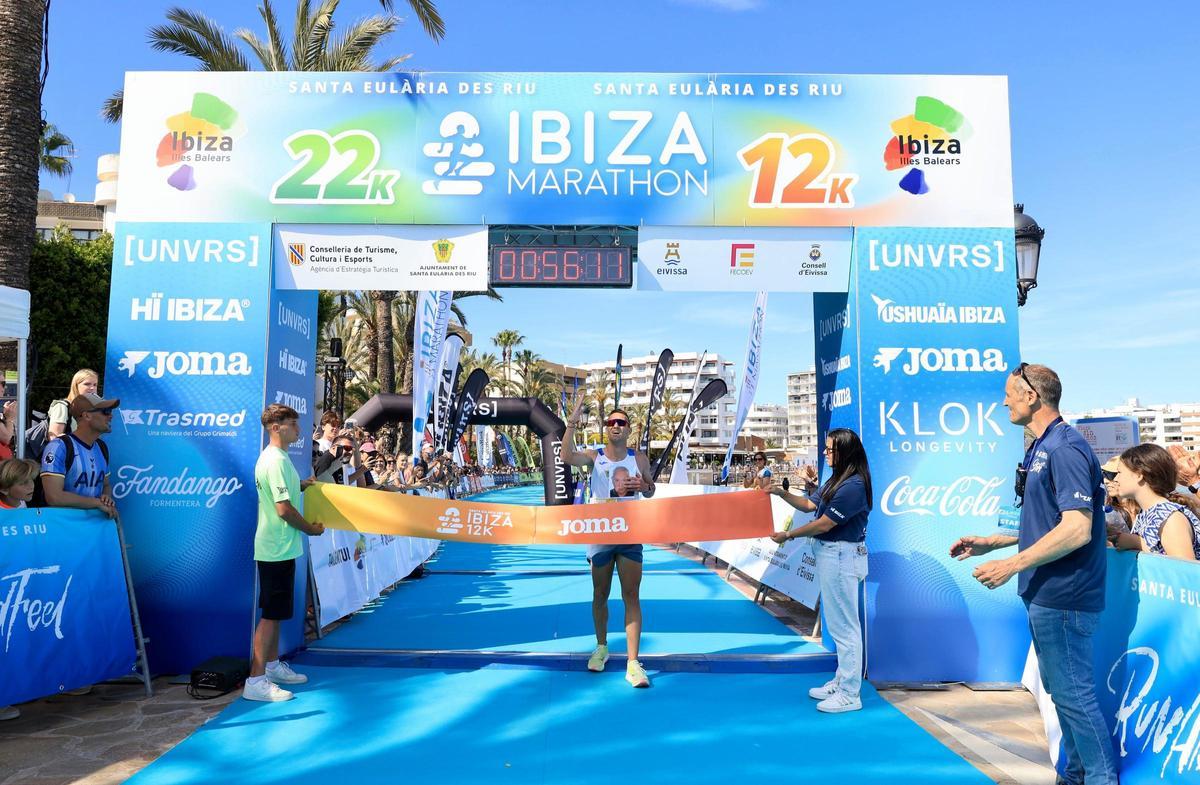 El atleta ibicenco Adrián Guirado ganador 12K Santa Eulària Ibiza Marathon.
