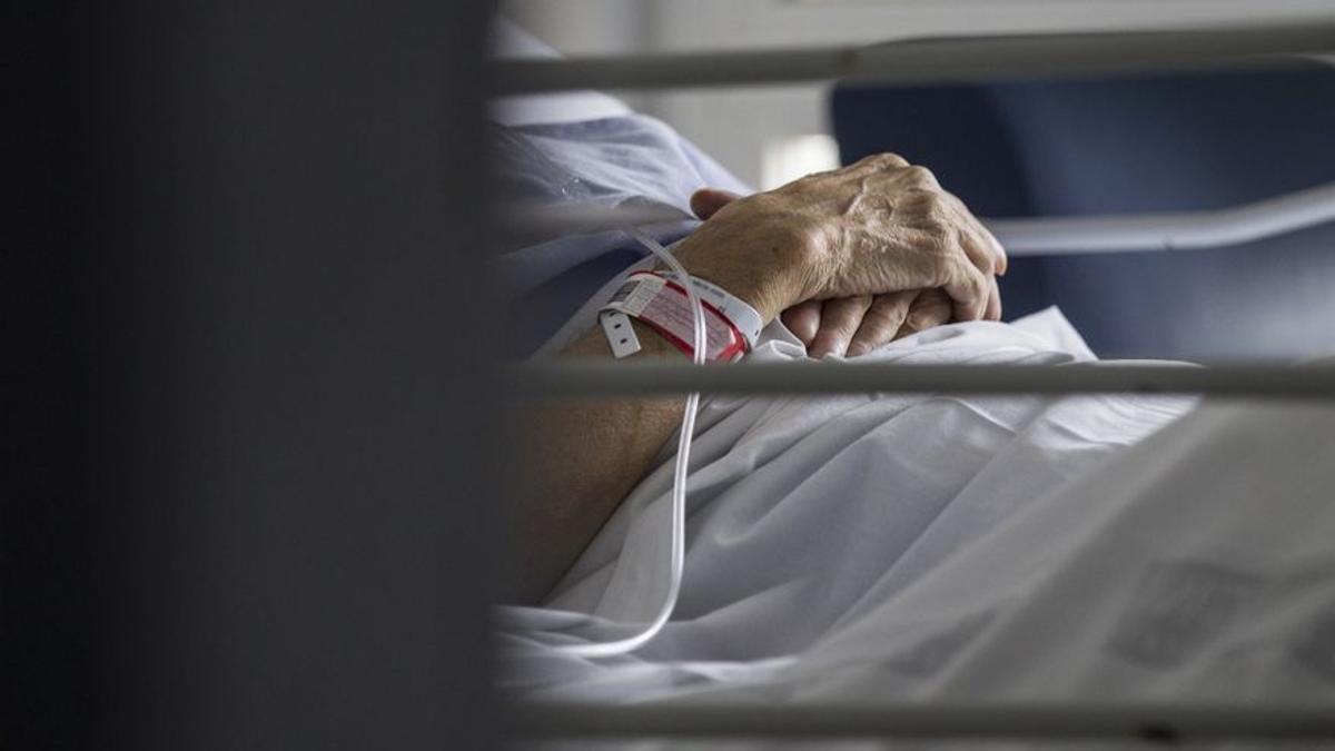 Una persona enferma en un cama.