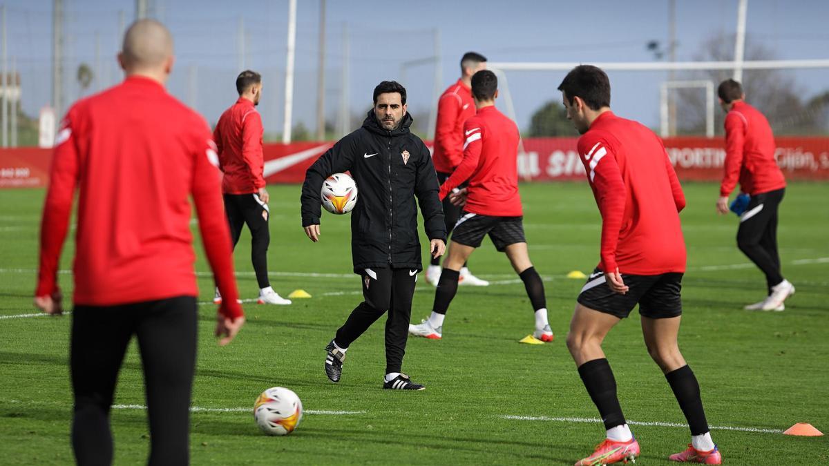 Gallego, en el centro, durante un entrenamiento.