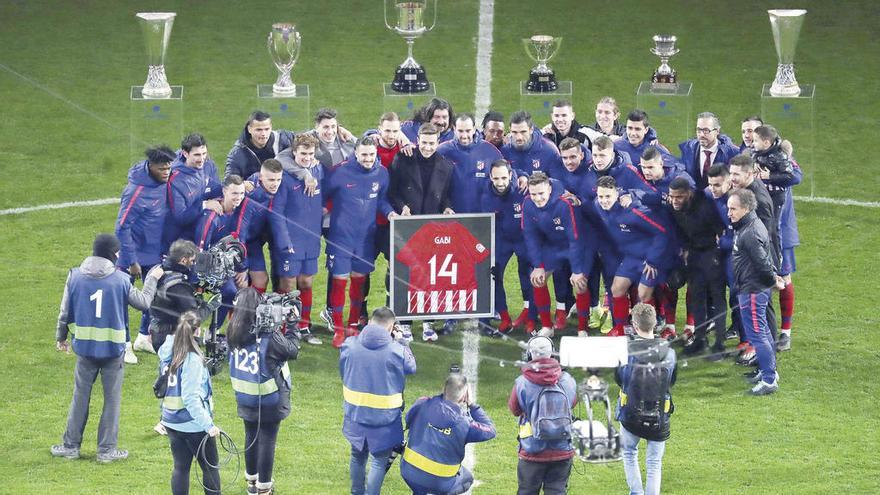 Gabi fue homenajeado a la conclusión del partido. // Efe