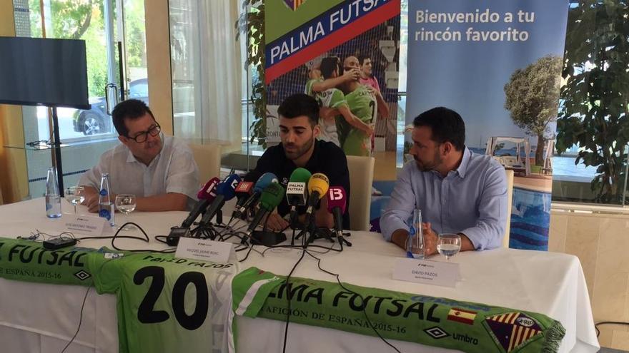 Miquel Jaume, David Pazos y José Tirado durante la presentación del jugador.