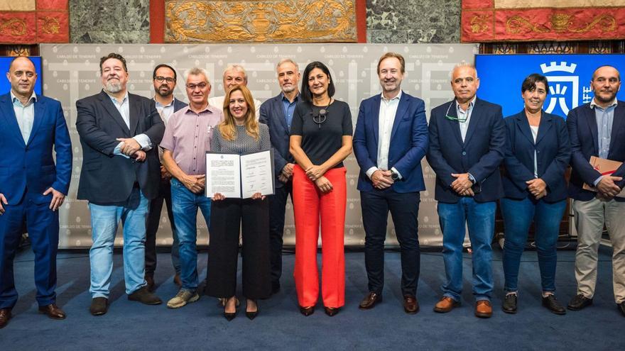 La presidenta Rosa Dávila y la consejera de Movilidad, Eulalia García (c.), junto a la responsable de Medio Natural, Blanca Pérez, y representantes de las empresas.