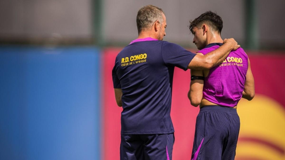 Hansi Flick y Pedri durante un entrenamiento del FC Barcelona