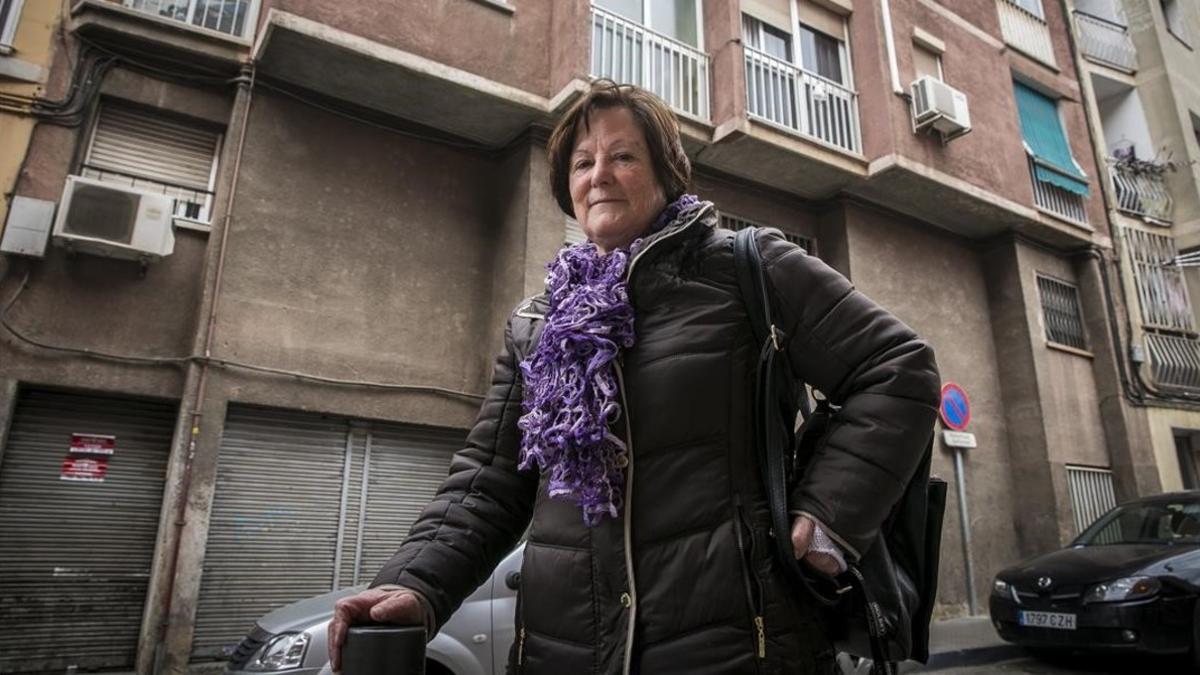 Teresa Díaz, ante el edificio en el que reside.