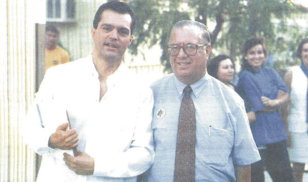 El alcalde de Formentera de 1995, Antoni Serra, con Ramón García. / Vicent Pins