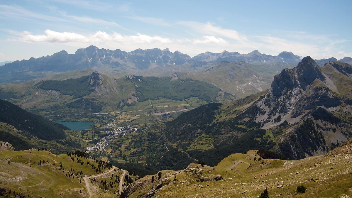 La localidad de Sallent de Gállego, en la provincia de Huesca, vista desde la subida a Ibonciecho.