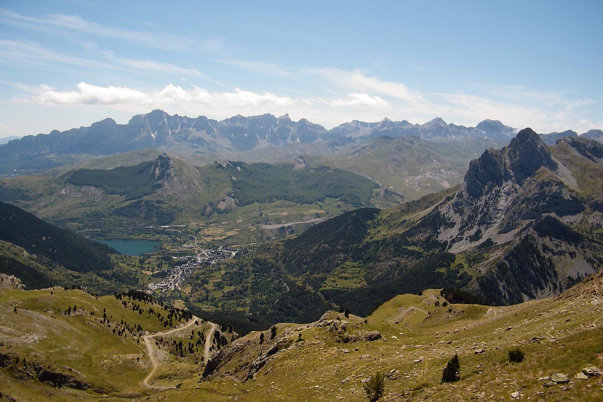 La localidad de Sallent de Gállego, en la provincia de Huesca, vista desde la subida a Ibonciecho.