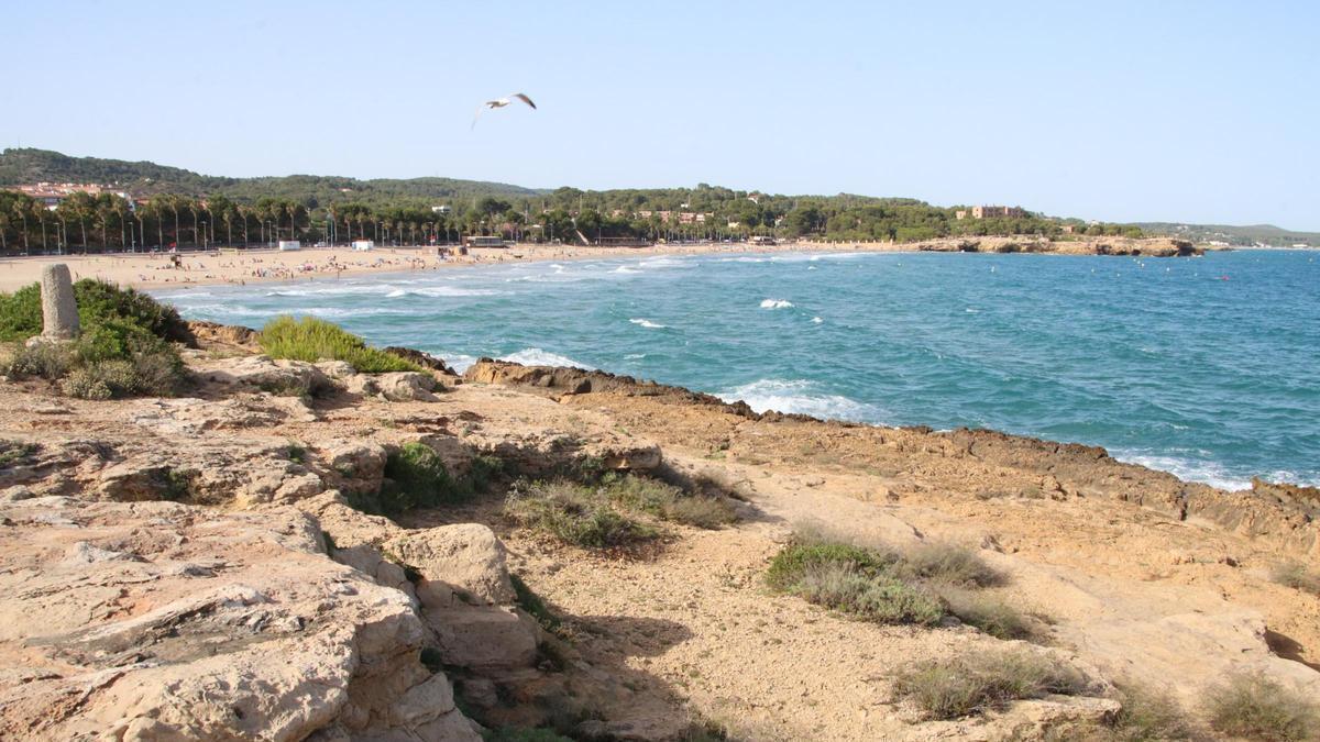 Imatge de la zona de roques a tocar de la platja de l'Arrabassada, des d'on saltaven els menors que han patit el sinistre