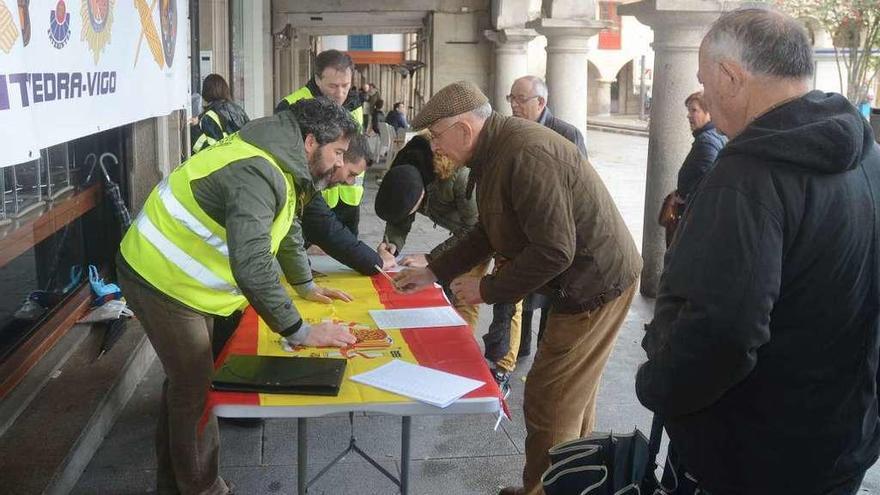 Numerosos pontevedreses firmaron en la mesa que se instaló en los soportales de A Ferrería. // R. V.