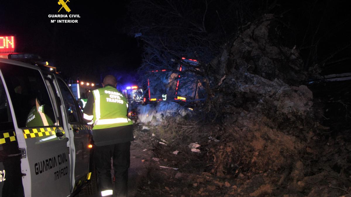 La Guardia Civil tuvo que excarcelar al conductor del amasijo de hierros.