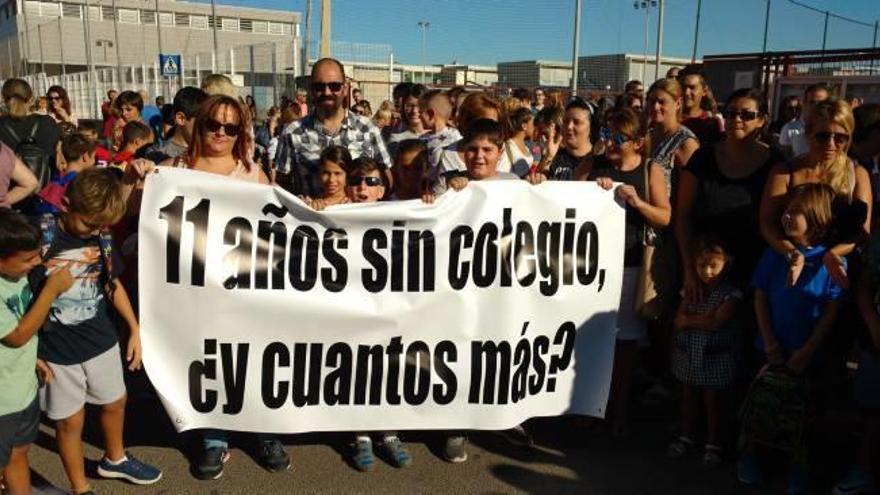 Padres y niños del CEIP Regina Violant de Almassora protestaron en la «vuelta al cole» de este curso por la paralización de las obras.