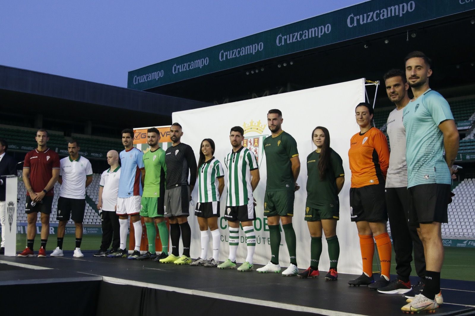 El club presenta ante la afición sus nuevas equipaciones.