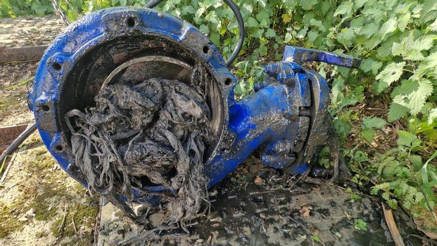 Las toallitas queman una bomba del saneamiento en Valga