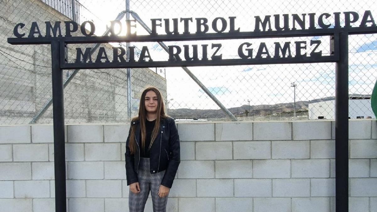 La jugadora del Deportivo María Ruiz, frente al campo de fútbol de Almáchar que ya lleva su nombre.