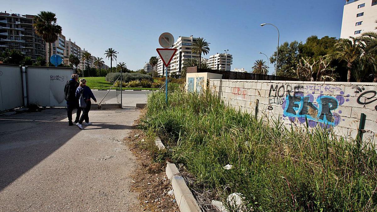 Vecinos acceden por el camino con la verja rota a la parada del TRAM o usan viales privados.