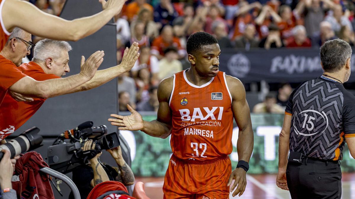Retin Obasohan interactua amb el públic en un partit al Nou Congost