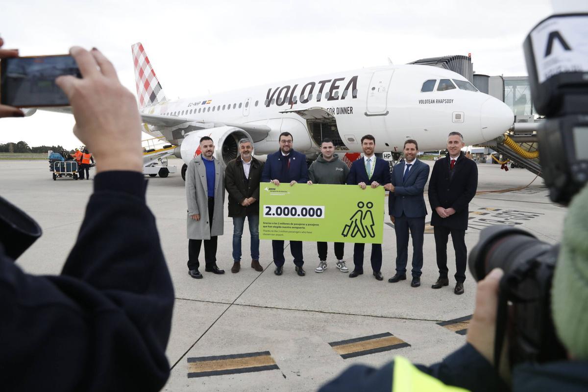 Así fue el recibimiento del pasajero dos millones en el aeropuerto de Asturias.
