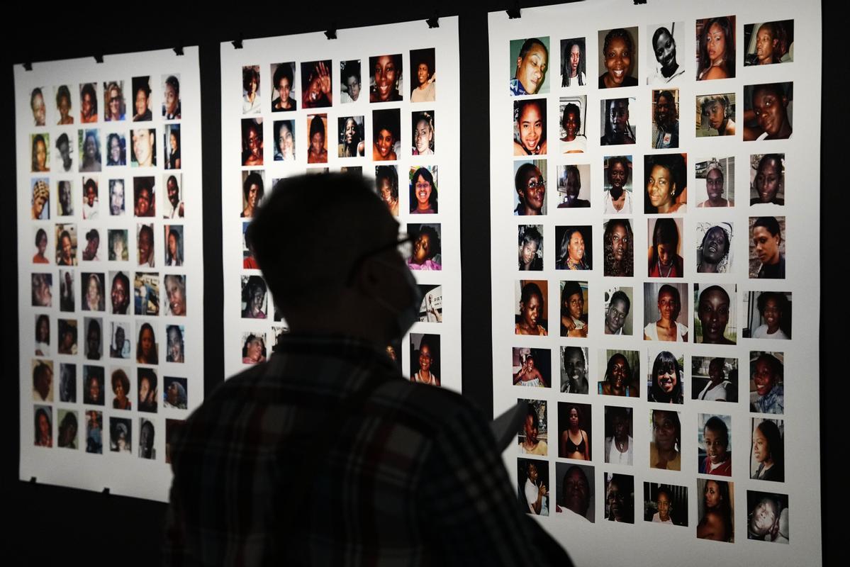 Detalles de la obra de Joachim Schmid, con fotos de mujeres supuestamente asesinadas, que dialoga con fotos de Garry Winogrand, en 'Resonancias'.