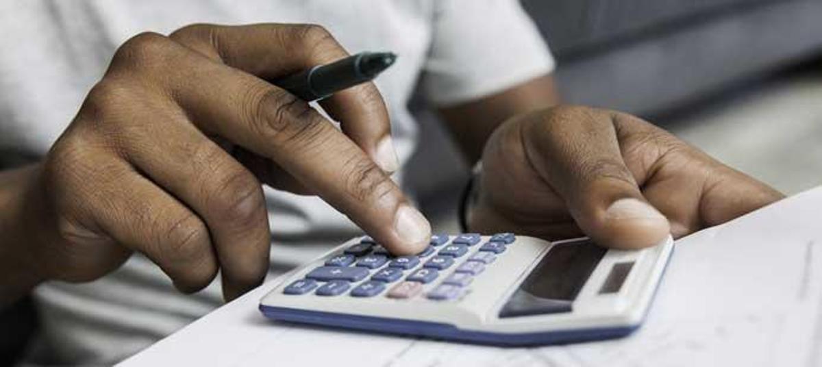 Una persona utiliza una calculadora.