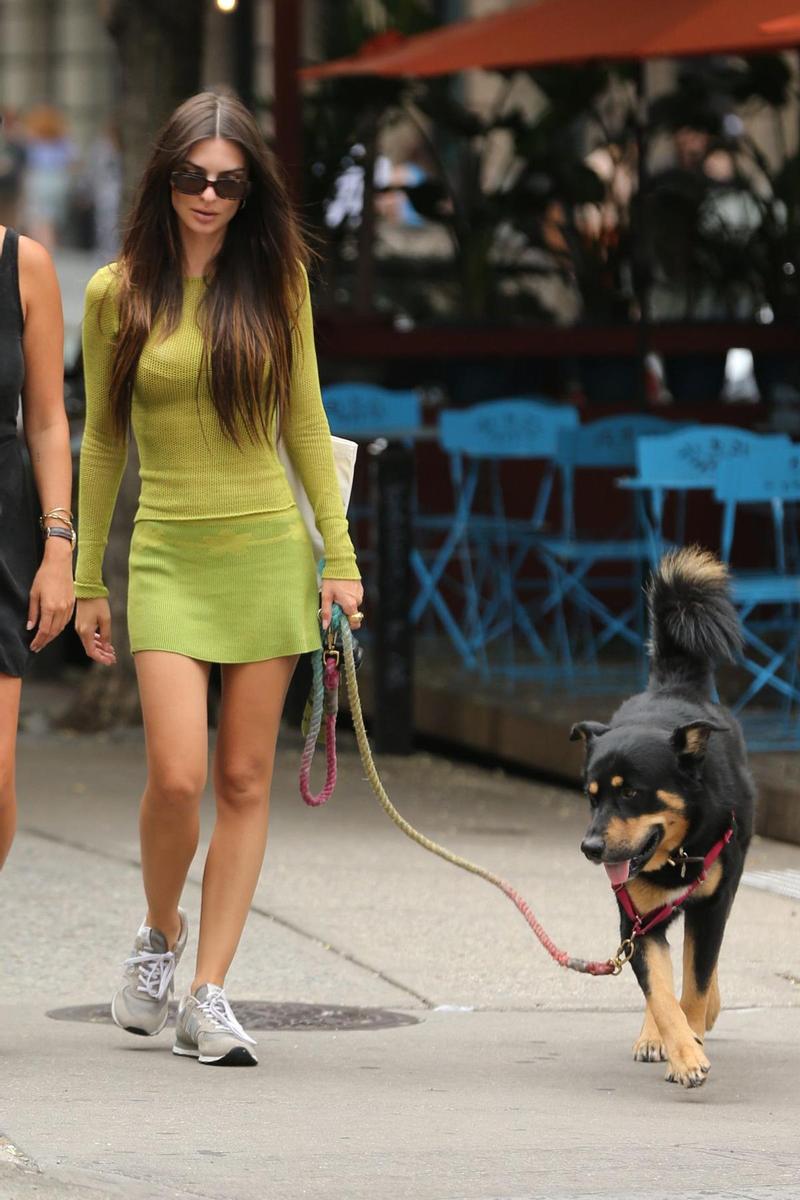 Emily Ratajkowski con zapatillas de trekking