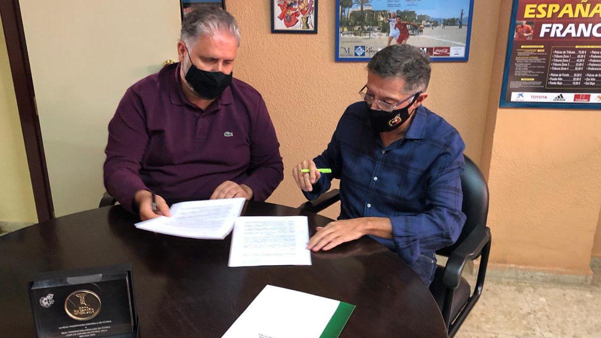 Foto de la firma del acuerdo entre la RFAF y la Asociación de Periodistas Deportivos de Málaga.