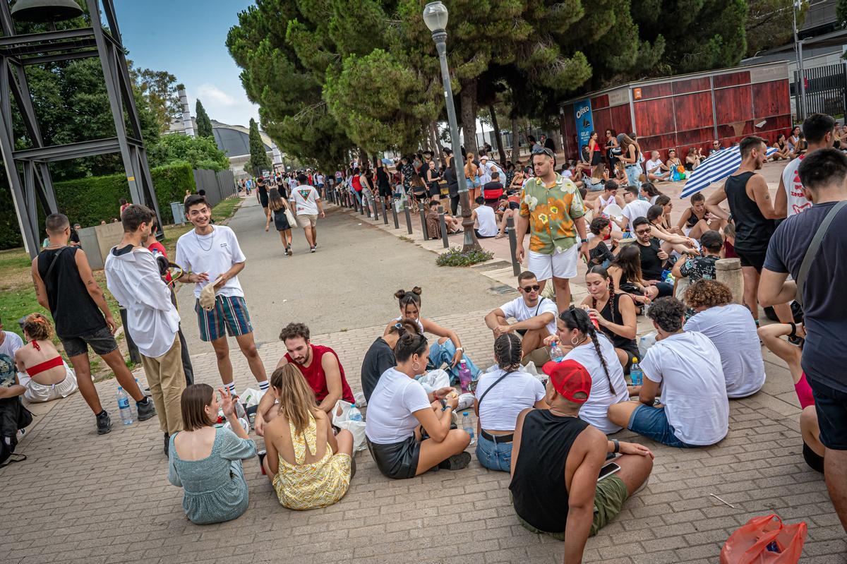 Ambiente en la cola antes del concierto de Rosalía