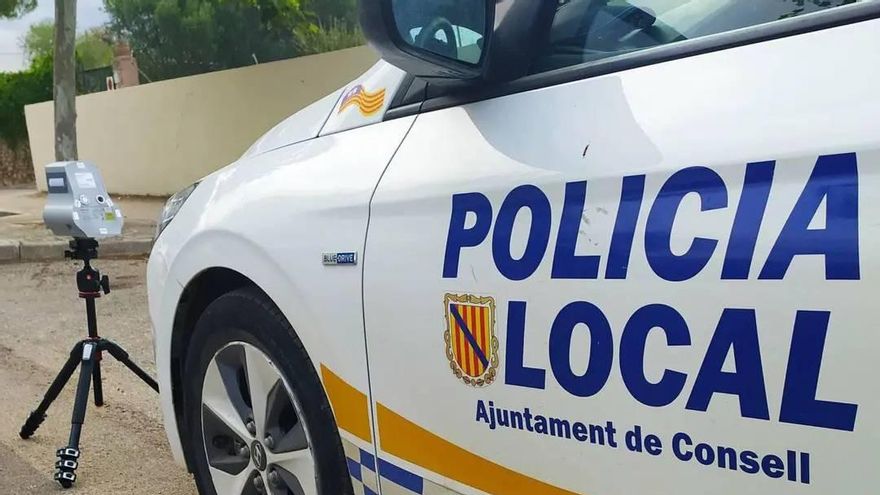 Denuncian a un conductor que hizo una peineta a un policía en un control de velocidad en Consell