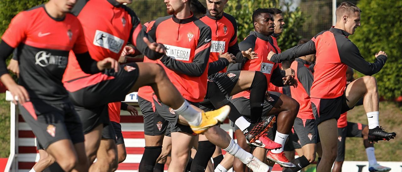 Los jugadores del Sporting, durante un entrenamiento.