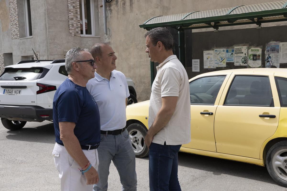 El consejero Marcos Ortuño, junto al alcalde de Moratalla, Juan Soria, y el director general de Administración Local, Francisco Abril