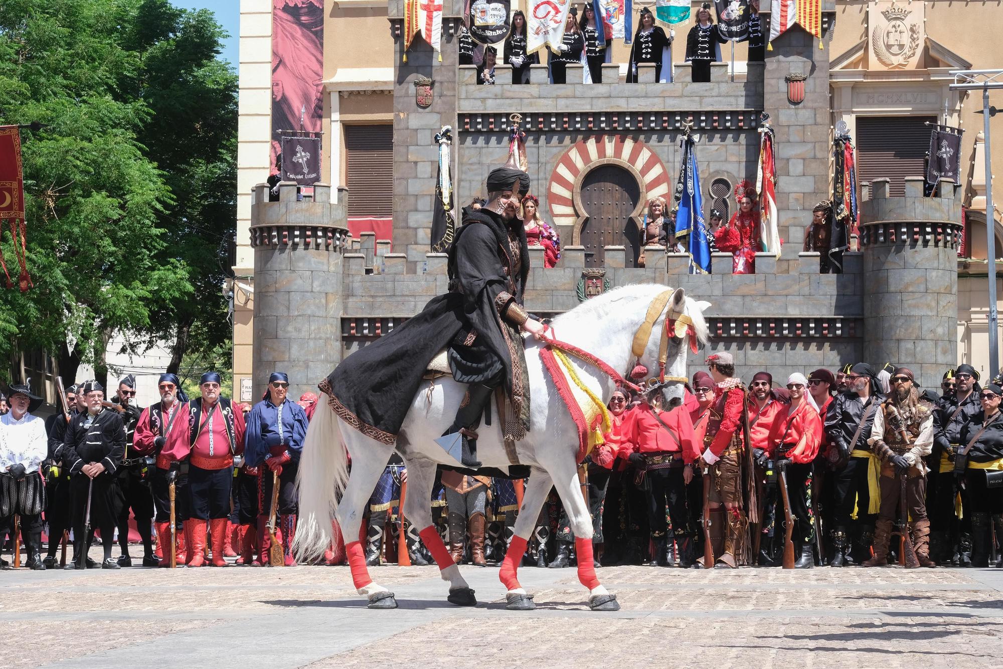 Los moros conquistan Elda: así ha sido el alardo y la embajada