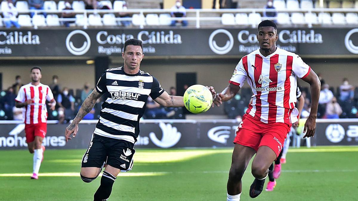 El delantero Rubén Castro junto a Ivanildo en el último Cartagena-Almería.  | IVÁN URQUÍZAR