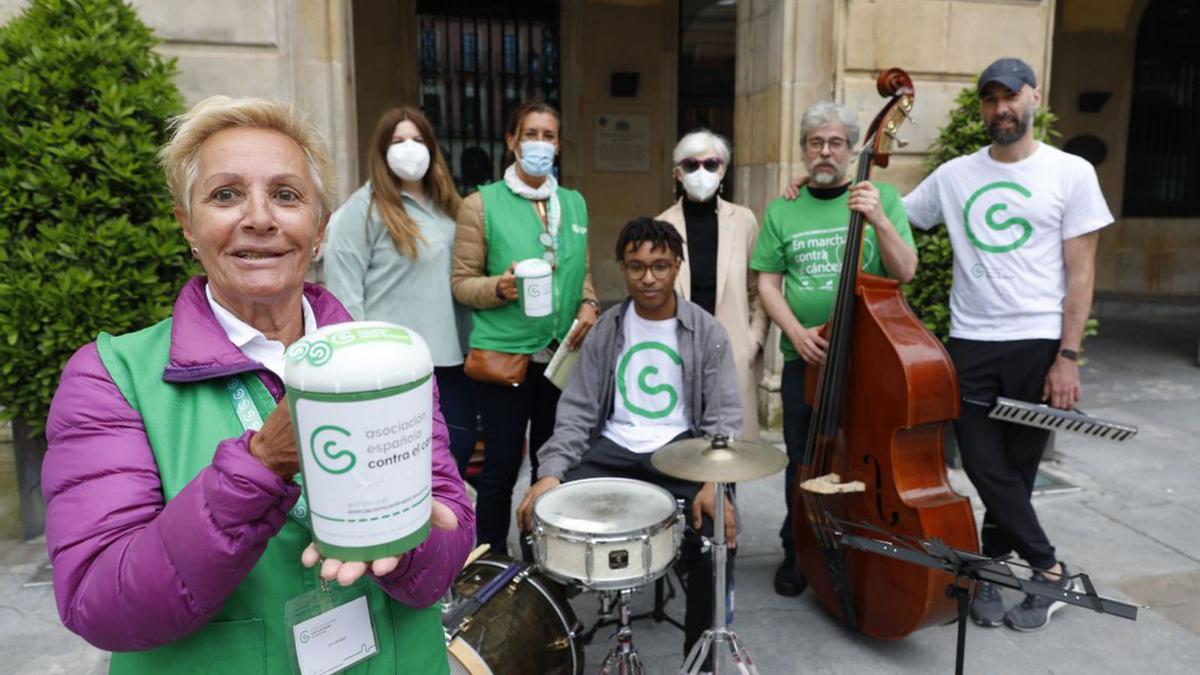 Voluntarios de la cuestación de Gijón, en la plaza Mayor de la ciudad. | Marcos León